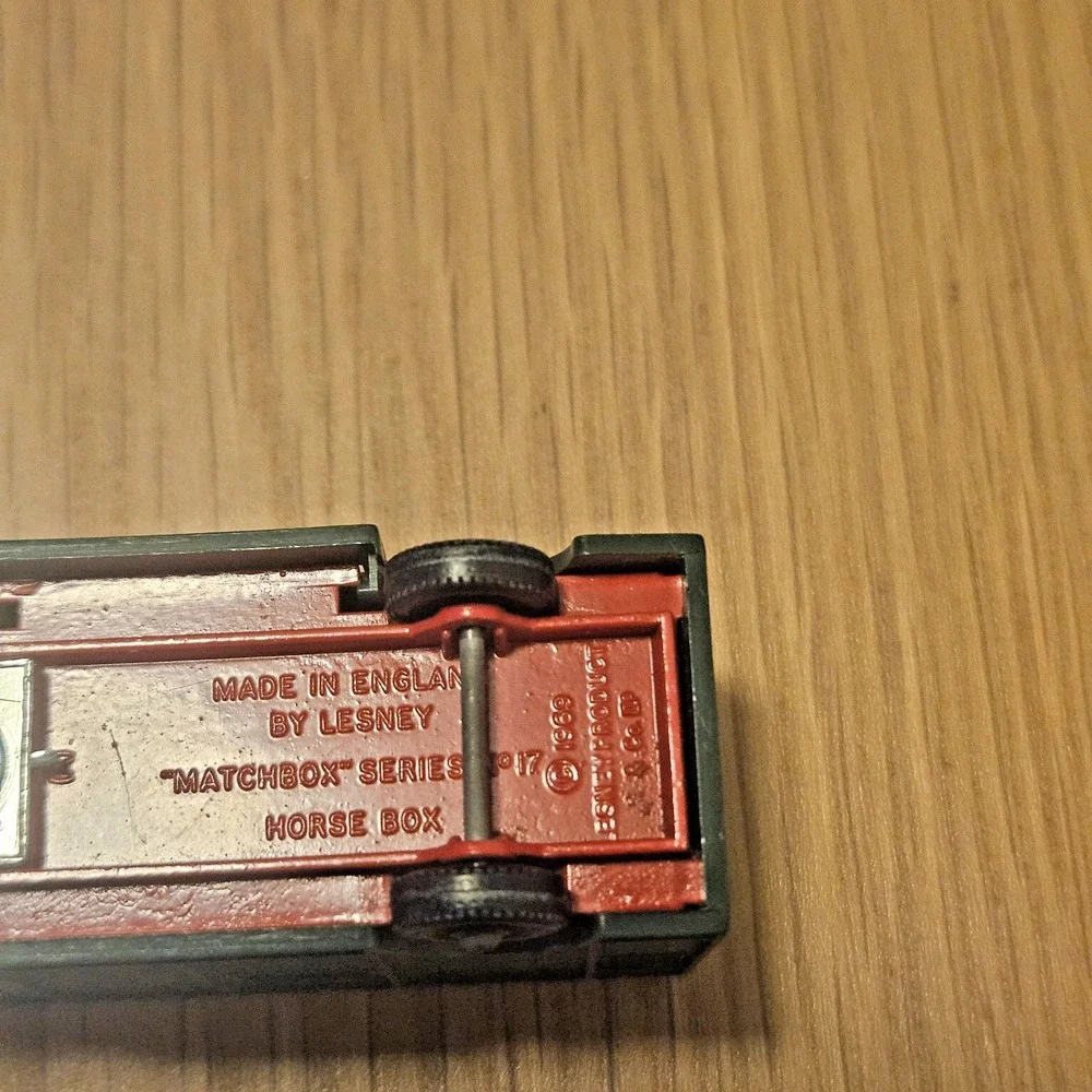 LESNEY MATCHBOX NO 17 Horse Box Truck no horses Green Red Vintage
